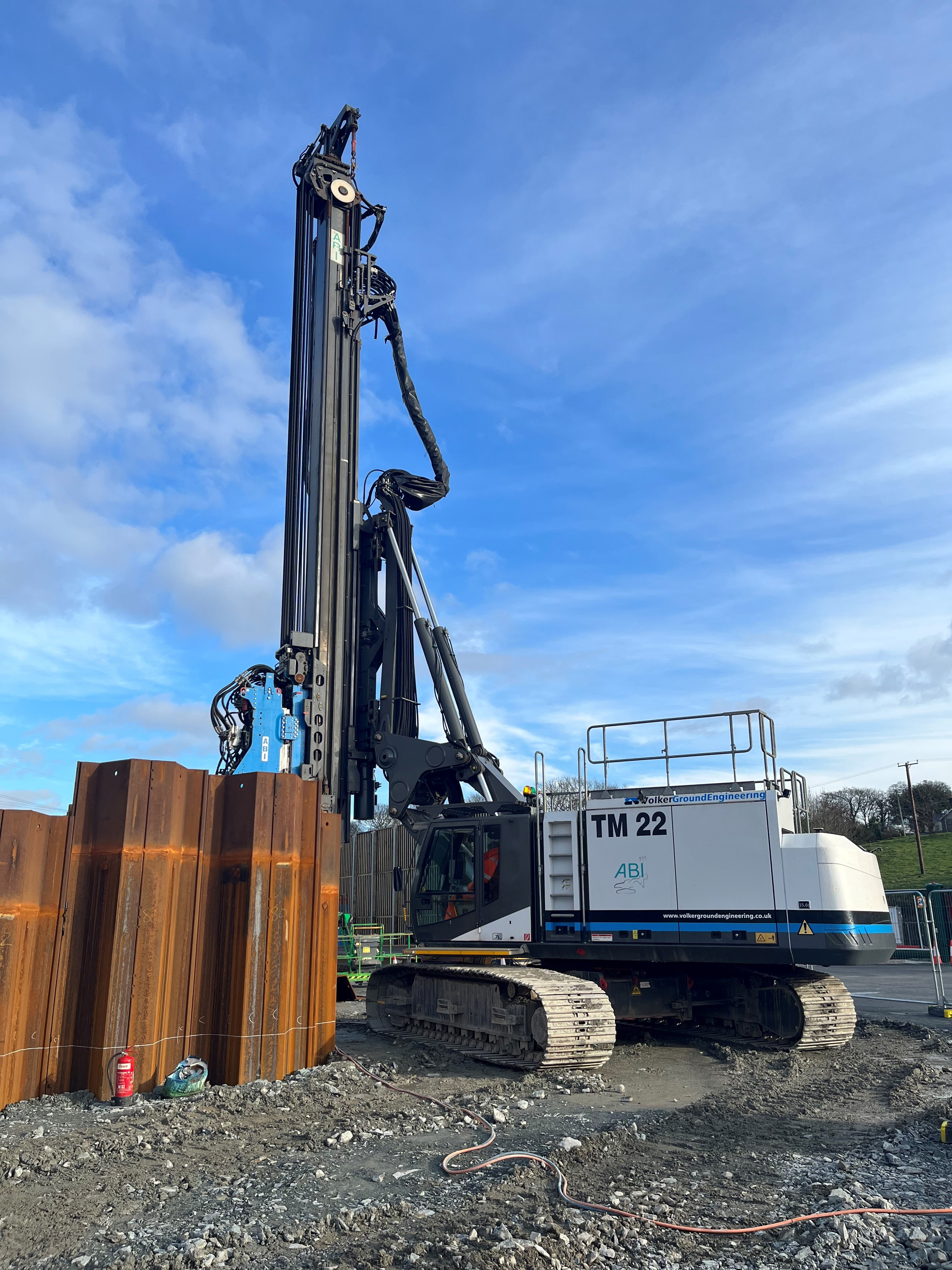 Tm 22 rig installing sheet piles